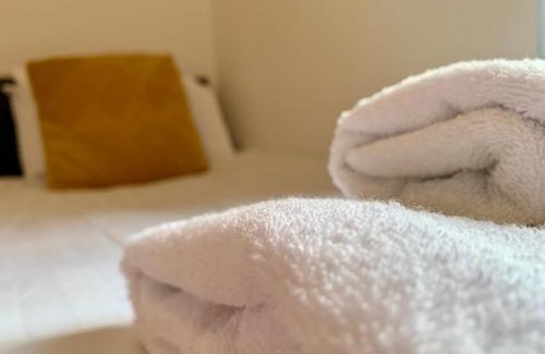 Cowpen Apartment | Cheerful - 3 Bed - Serviced Accommodation - In Heart of Northumberland - Sleeps 6