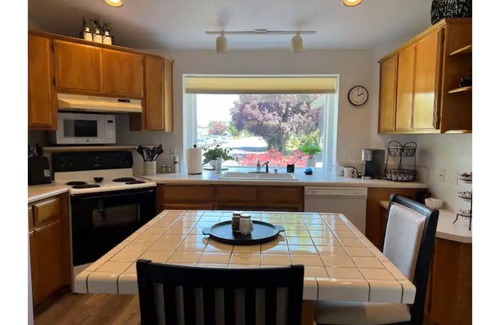 Medford House | Cheerful 3-Bedroom home in Central Point