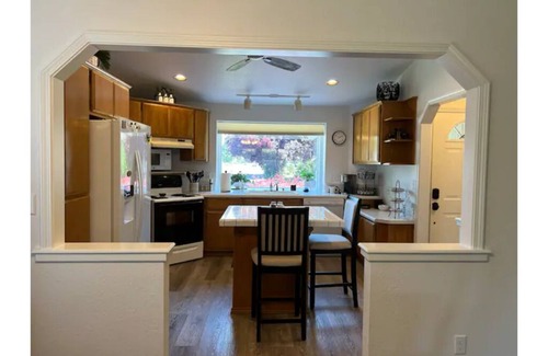 Medford House | Cheerful 3-Bedroom home in Central Point
