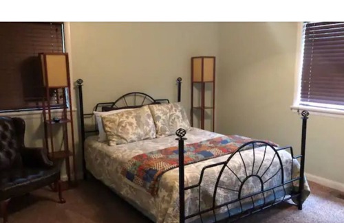 Durant House | Cheerful 3 bedroom 2 bathroom home.