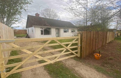 Forest of Dean House | Cheerful 3 bedroom bungalow with indoor fire place
