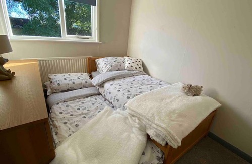Forest of Dean House | Cheerful 3 bedroom bungalow with indoor fire place