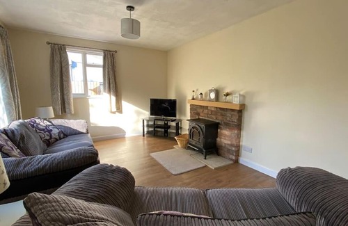 Forest of Dean House | Cheerful 3 bedroom bungalow with indoor fire place