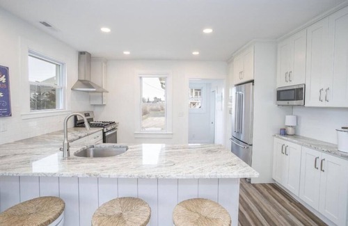 Yalesville Cottage | Cheerful 3 bedroom cottage w/private beach access