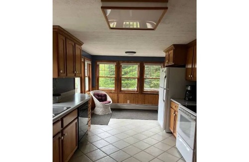 Pittsburg Cabin | Cheerful 3-bedroom Cabin w/Trail and Lake Access