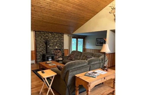 Pittsburg Cabin | Cheerful 3-bedroom Cabin w/Trail and Lake Access