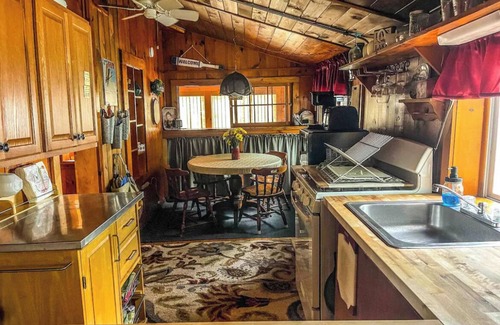 Franklin Cottage | Cheerful 3 bedroom cottage right on the lake!