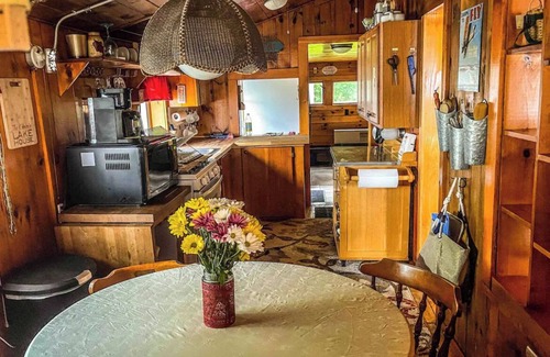 Franklin Cottage | Cheerful 3 bedroom cottage right on the lake!