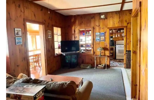 Franklin Cottage | Cheerful 3 bedroom cottage right on the lake!