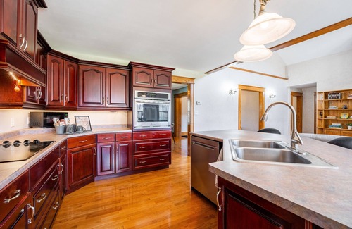Pelham Cottage | Cheerful 3+ Bedroom Cottage with Indoor Fireplace
