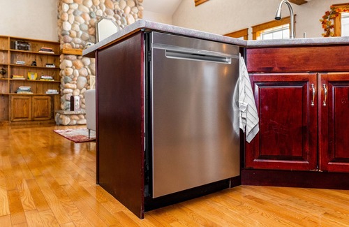 Pelham Cottage | Cheerful 3+ Bedroom Cottage with Indoor Fireplace