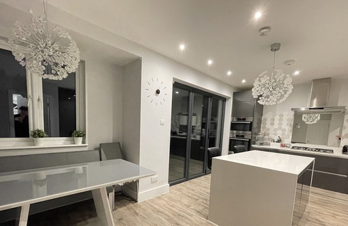 London Borough of Bromley Villa | Cheerful 3-bedroom home with office space, walking distance from shops & cinema