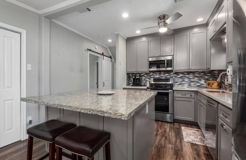 Dickinson House | Cheerful 3 Bedroom Home with Loft