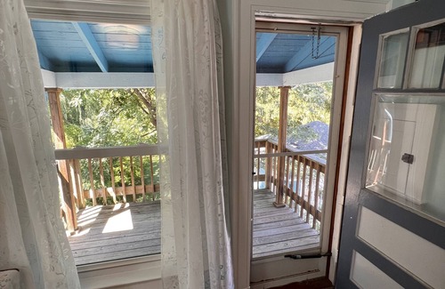 Dunkirk House | Cheerful 3 bedroom home - close to Fredonia