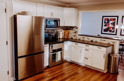Hickory House | Cheerful 3 Bedroom Home by the Lake