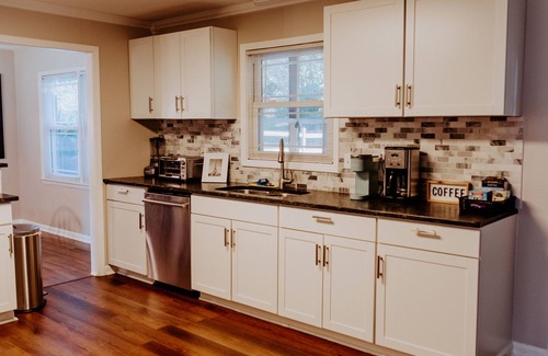 Hickory House | Cheerful 3 Bedroom Home by the Lake