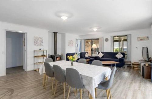 Inverloch House | Cheerful 3 Bedroom House with cozy wood fire.