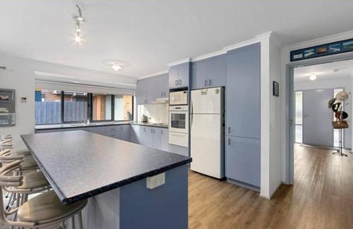 Inverloch House | Cheerful 3 Bedroom House with cozy wood fire.