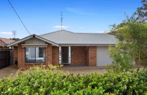 Inverloch House | Cheerful 3 Bedroom House with cozy wood fire.