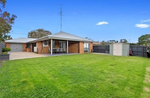 Inverloch House | Cheerful 3 Bedroom House with cozy wood fire.