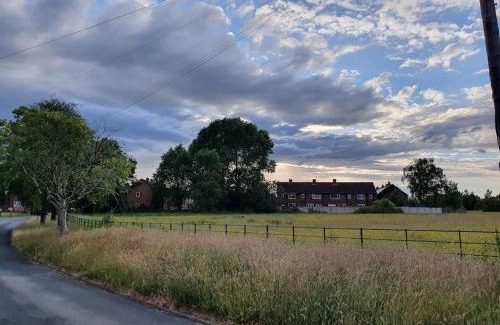 Pendlebury House | Cheerful 3 bedroom house with spacious garden
