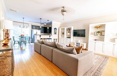 Lynchburg House | Cheerful 3-Bedroom Townhouse with King Bed