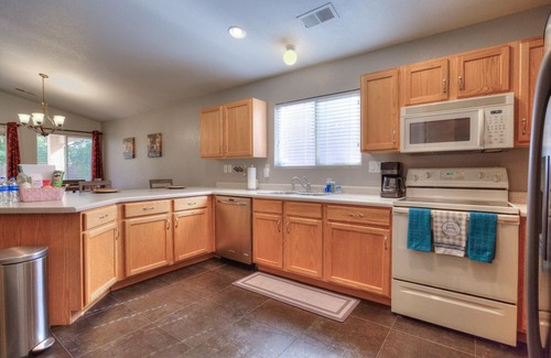 Quaker Heights House | Cheerful 3 bedroom home w/outdoor kiva fireplace