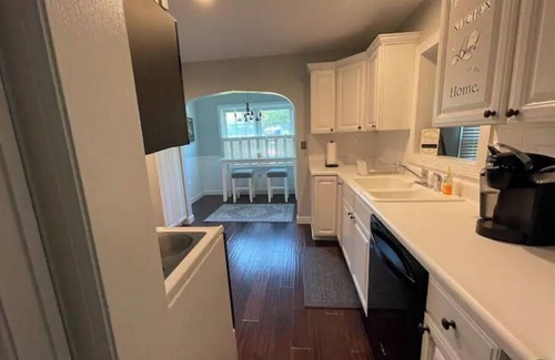 Battle Creek Cottage | Cheerful 3 Bedroom Cottage Getaway w/Lake Access