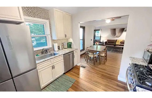 Wenonah House | Cheerful 3 bedroom with fenced yard and parking!