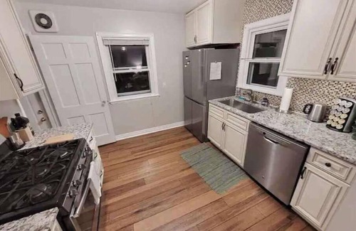 Wenonah House | Cheerful 3 bedroom with fenced yard and parking!