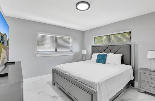 West Park House | Cheerful 3 bedroom vacation home with free parking.