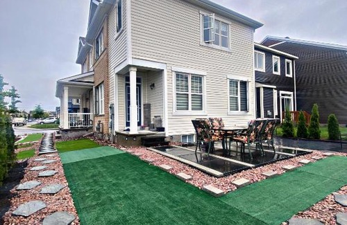 Ottawa Division House | Cheerful 3-bedroom vacation home luxury