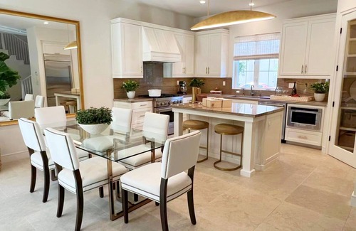 Irvine Research Center House | Cheerful 3b3b with swimming pool&BBQ