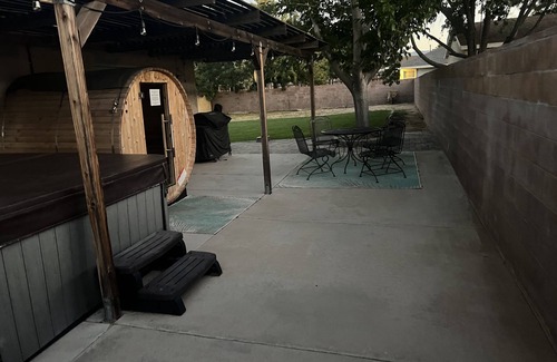 Quartz Hill House | Cheerful 3BR 2BA Sauna: Spa: Pool/P-Pong Table+ More