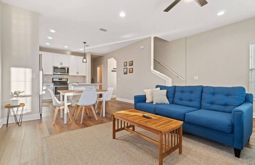 South Pensacola House | Cheerful 3BR close to downtown + double balcony