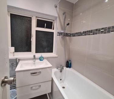 Hillingdon Apartment | Cheerful 4/5 bed house - Heathrow