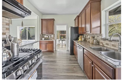 Lents House | Cheerful 4 B/room remodeled spacious home, close to transport, restaurants,bars