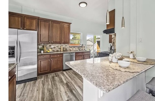 Lents House | Cheerful 4 B/room remodeled spacious home, close to transport, restaurants,bars