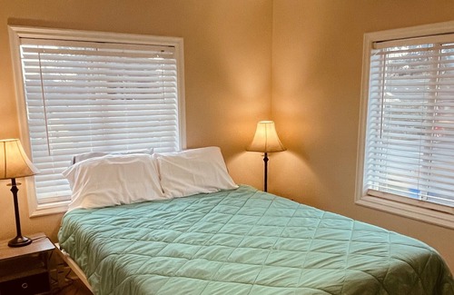 Lents House | Cheerful 4 B/room remodeled spacious home, close to transport, restaurants,bars