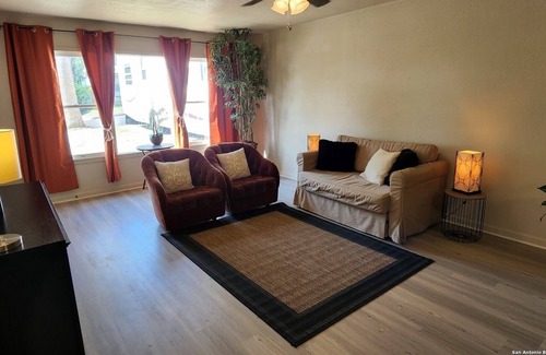 San Antonio Cabin | Cheerful 4 bdr home + parking, nearing downtown SA