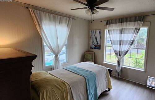 San Antonio Cabin | Cheerful 4 bdr home + parking, nearing downtown SA