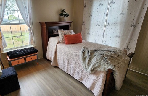 San Antonio Cabin | Cheerful 4 bdr home + parking, nearing downtown SA