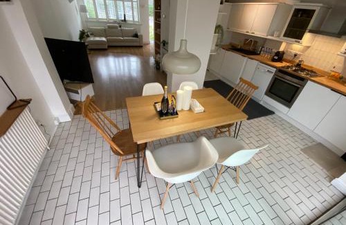 Whittington House | Cheerful 4 Bed House in Mill Hill