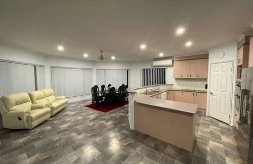 Greenbank House | Cheerful 4-bedroom Acreage Holiday Home