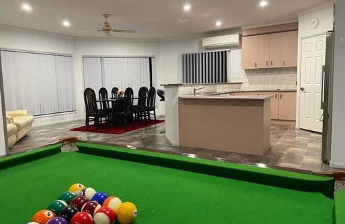 Greenbank House | Cheerful 4-bedroom Acreage Holiday Home