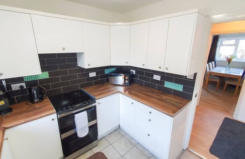 Cheltenham House | Cheerful 4-bedroom house by Golden Valley