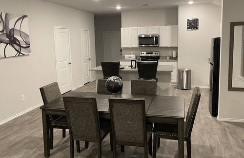 Huntsville House | Cheerful 4 Bedroom Home