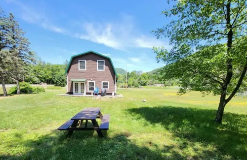 Lanesville House | Cheerful 4-bedroom home perfectly located