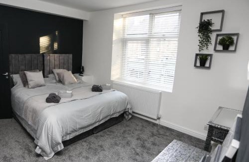 Sheffield Apartment | Cheerful 4-bedroom home in Sheffield