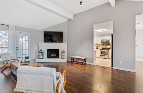 Buckner Terrace - Everglade Park House | Cheerful 4 bedroom home in a serene neighborhood